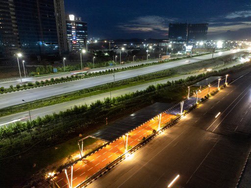 Solar cyclepath in India alongside major road